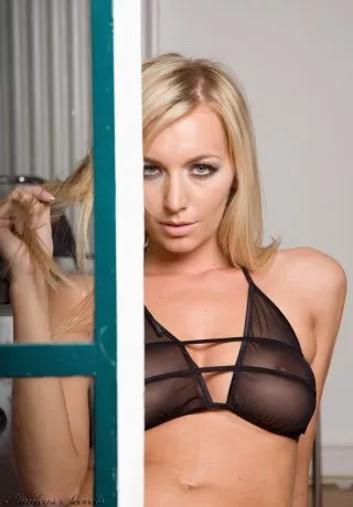 Сексуальная блондинка Хейли Мари Коппин (Hayley Marie Coppin) обнажает свои красивые сиськи из черного бикини