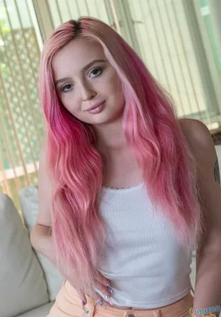 Симпатичная девушка с розовыми волосами и проколотыми сосками ублажает член в режиме POV