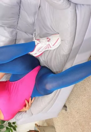 Красивая блондинка Эми Грин обнажает свои упругие сиськи в синих колготках