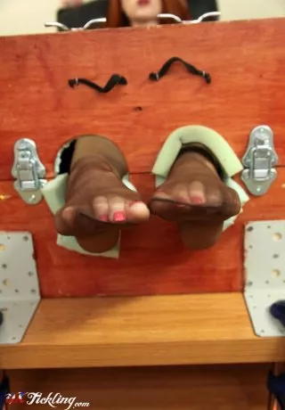 Натуральная рыжеволосая Софи Нова снимает каблуки, пока ее ноги в чулках