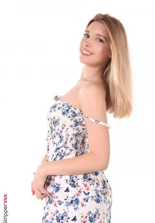 Натуральная блондинка Фрейя Майер ласкает пальцами свою киску после стриптиз-шоу