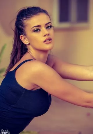 Британская гламурная модель Брук Райт обнажила натуральную грудь после того, как сняла с себя одежду