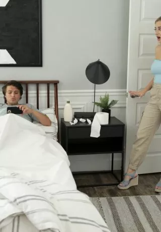 Грудастая молоденькая блондинка Блейк Блоссом соблазняет и трахает своего сводного брата