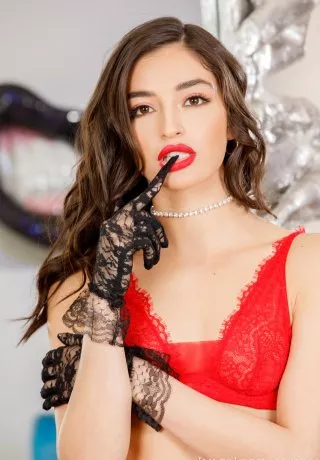 Горячая молоденькая Эмили Уиллис надевает черные кружевные перчатки во время полового акта