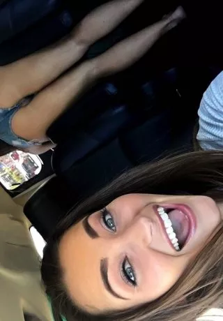 Горячие брюнетки-лесбиянки лижут попки, лижут киски и дрочат пальцами на публике