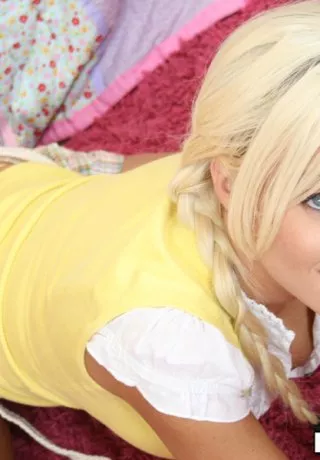 Молоденькая красотка с косичками Бритни Эмбер раздвигает свою тугую пизду