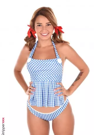 Симпатичная латиноамериканка Агата Вега мастурбирует с лентами в волосах