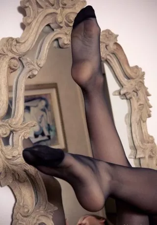 Одинокая девушка Дэни Дэниелс (Dani Daniels) покачивает своей попкой в стрингах перед зеркалом на туалетном столике