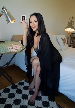 Темноволосая красотка Ева Свит вставляет вибратор в свою возбужденную молоденькую киску