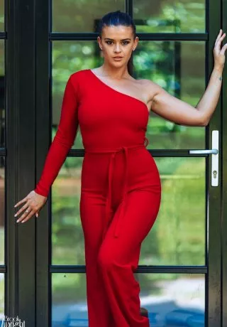 Британская красавица Брук Райт (Brook Wright) обнажает свои большие сиськи из-под красного брючного костюма