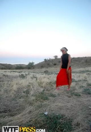 Симпатичная девушка Даша обнажает свое нижнее белье под юбкой во время морского действа