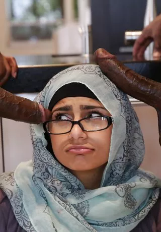 Ботаничка с большими сиськами Миа Халифа трахается втроем с двумя членами