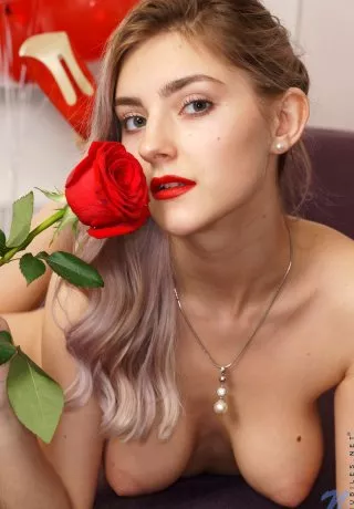 Сладкая молоденькая леди Джей мастурбирует свою идеальную киску на красных каблуках среди воздушных шариков