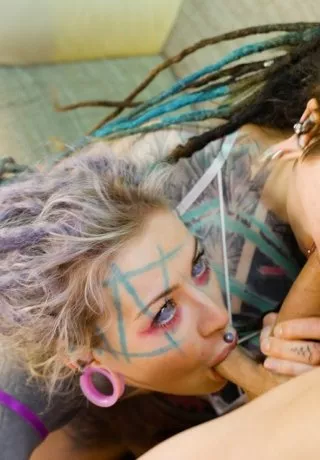 Сильно татуированные девушки занимаются сексом втроем со своим другом-мужчиной