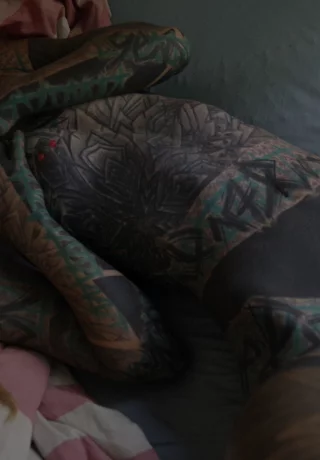 Сильно татуированная девушка Anuskatzz засовывает палец в свою обнаженную киску - 11