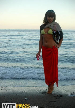 Симпатичная девушка Даша обнажает свое нижнее белье под юбкой во время морского действа - 3