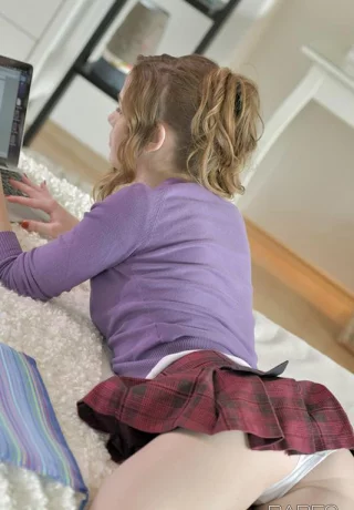 Две потрясающие красотки по очереди сосут и скачут верхом на большом члене - 3