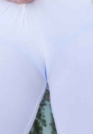 Знойная соло-модель Адриана Чечик натягивает штаны для йоги на большую попу во внутреннем дворике - 2