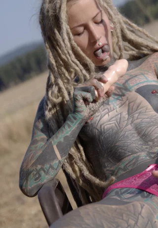 Полностью татуированная девушка Anuskatzz сосет фаллоимитатор, трогая свою киску - 11