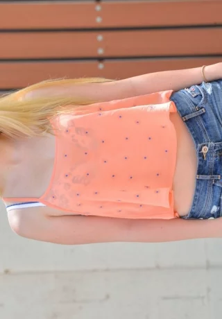 Занудная девушка-подросток пальчиками трахает свою возбужденную киску после того, как позирует обнаженной на заднем дворе - 5