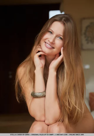 Молодая красавица Стелла Кардо снимает платье, чтобы позировать обнаженной на каблуках - 18