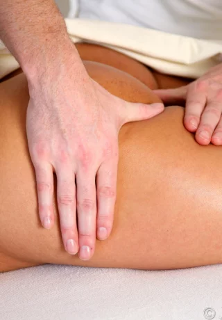 Горячая зрелая женщина Даника Коллинз получает массаж всего тела от своего массажиста - 12