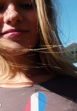 Любительская блондинка с сочной попкой и киской трахается во время посещения пони-фермы - 14