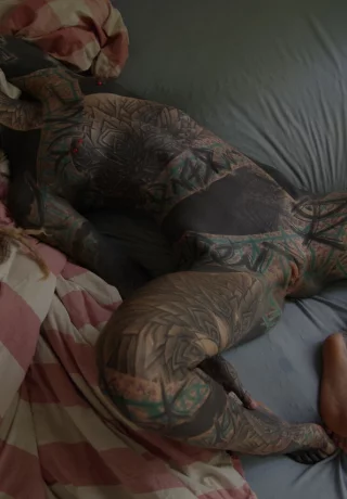 Сильно татуированная девушка Anuskatzz засовывает палец в свою обнаженную киску - 10