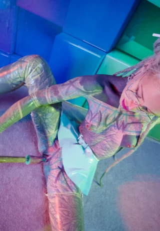 Татуированная уродка Anuskatzz мастурбирует игрушками на консольных каблуках - 10