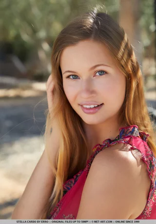 Сладкая молоденькая Стелла Кардо смазывает кремом свою тугую розовую киску во внутреннем дворике - 1