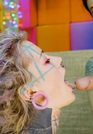 Сильно татуированные девушки занимаются сексом втроем со своим другом-мужчиной - 4