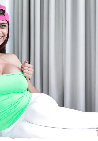 Пышногрудая красотка Миа Халифа раздвигает бритую киску после того, как сняла штаны для йоги - 7