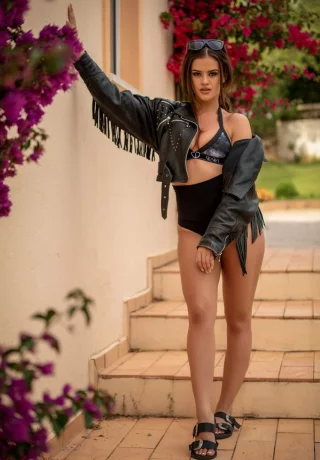 Сексуальная британка Брук Райт раздевается в сандалиях возле цветущих цветов - 2