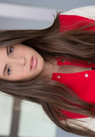 Красивая молодая порнозвезда Кейси Калверт снимает школьную куртку, чтобы позировать обнаженной - 2