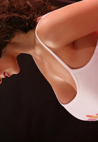 Грудастая красотка в крошечных трусиках едва прикрывает свою великолепную грудь - 14