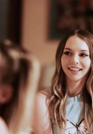 Блондинка средних лет занимается лесбийским сексом втроем с парой молоденьких девушек - 7