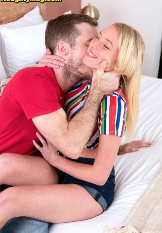 Молоденькая блондинка Дикси Линн раздевается до розового лифчика и стрингов, прежде чем поприветствовать парня - 16