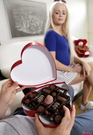 Миниатюрная блондинка Эльза Джин находит член своего сводного брата в коробке шоколадных конфет - 3