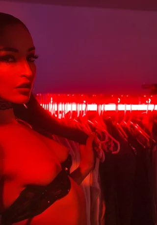 Сексуальная брюнетка Эмили Уиллис трахается из жопы в рот со своим другом-мужчиной - 2