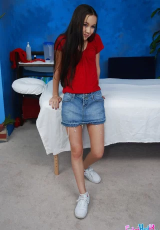 Худенькая девушка с крошечными сиськами раздевается и ложится на массажный стол - 2