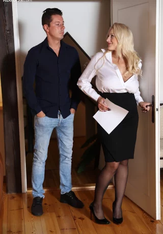 Грудастая блондинка-риелтор Энджел Вики трахает своего клиента после подписания бумаг - 1