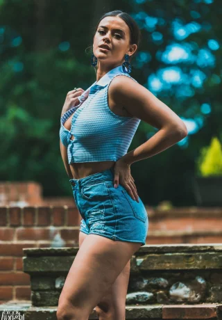 Британская модель Брук Райт раздевается до высоких каблуков во время съемки на открытом воздухе - 1