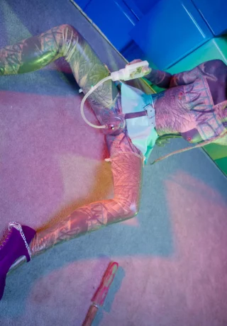 Татуированная уродка Anuskatzz мастурбирует игрушками на консольных каблуках - 3