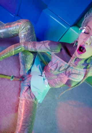 Татуированная уродка Anuskatzz мастурбирует игрушками на консольных каблуках - 11