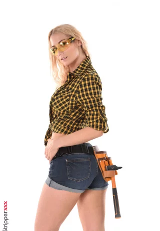 Белокурая работница-строитель Шэрон Уайт раздевается, чтобы подрочить секс-игрушкой - 2