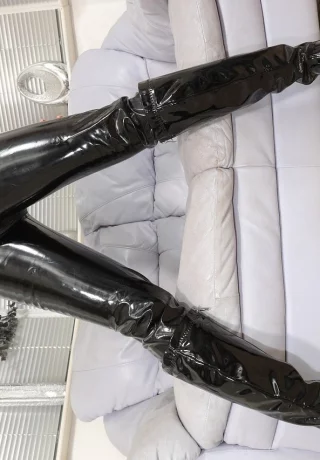 Горячая блондинка Эми Грин расстегивает молнию на черном латексном комбинезоне в сапогах в тон - 7