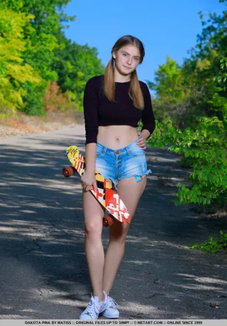 Молодая девушка-одиночка Дакота Пинк обнажает свое божественное тело на мощеной дороге - 2
