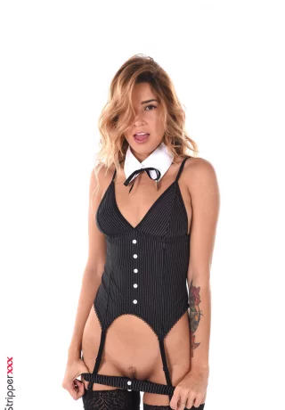 Латиноамериканская красотка Агата Вега (Agatha Vega) показывает свои великолепные сиськи, прежде чем поиграть со своей жопой - 2