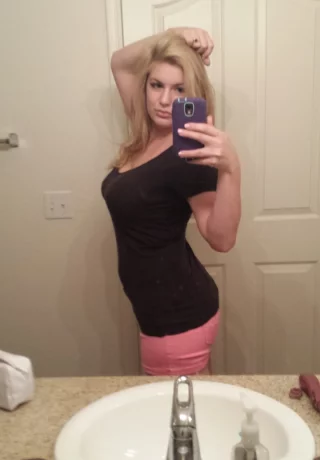 Любительская модель Даниэль Фтв (Danielle Ftv) делает селфи в обнаженном виде в самых разных нарядах - 3