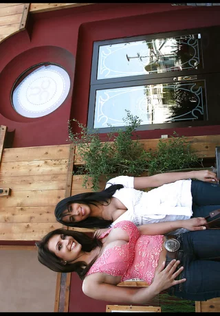 Сексуальная брюнетка с огромными сиськами позирует со своей подругой на открытом воздухе - 14